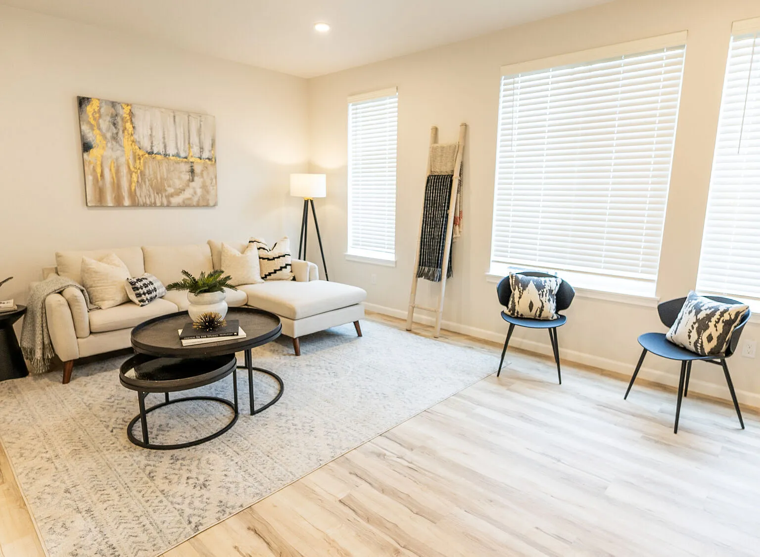 South Warner St Apts — Photo 3