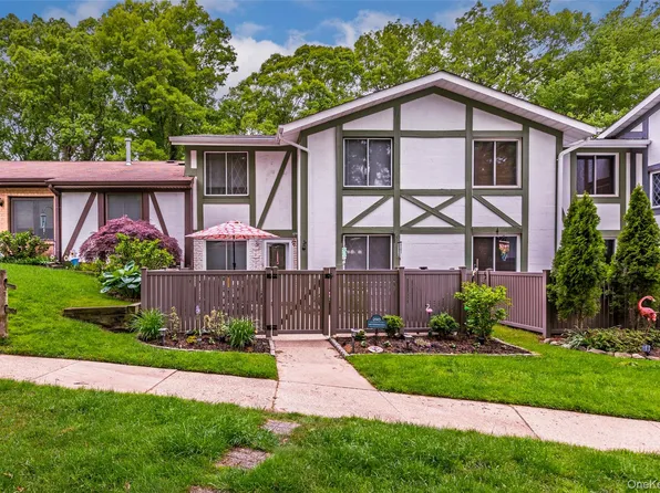 290 Brettonwoods Drive, Coram, NY 11727