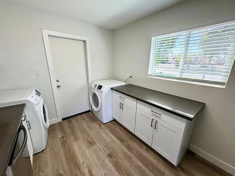 217 N Elm St #E — Photo 11