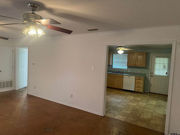 3rd image of 16444 Lakeview Cir