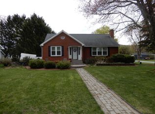 8 Hillview Dr, Troy, NY 12182