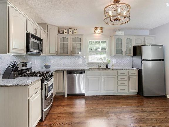 Take your breath away gorgeous Kitchen!  What's not to love???