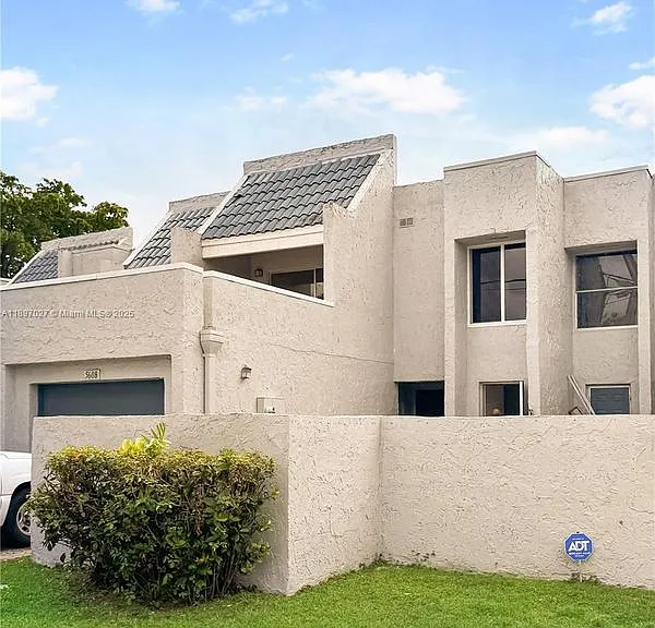 5608 NW 19th St #TOWNHOUSE — Photo 1