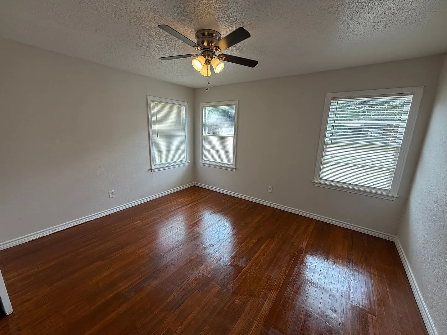 Large 3/2 with flex room in Medical District — Photo 3