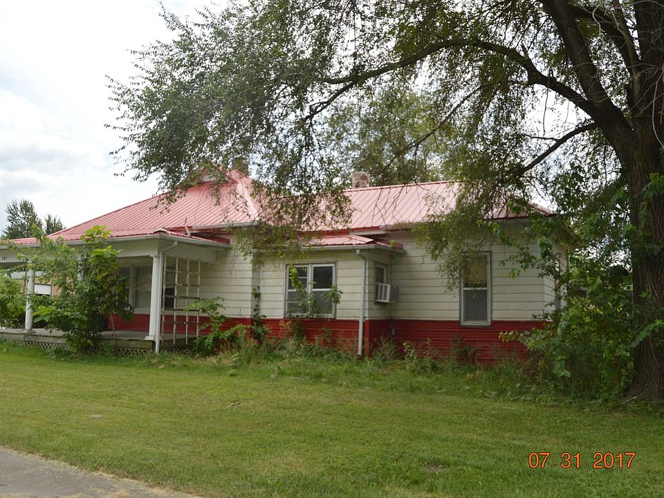 2nd image of 207 Cedar St