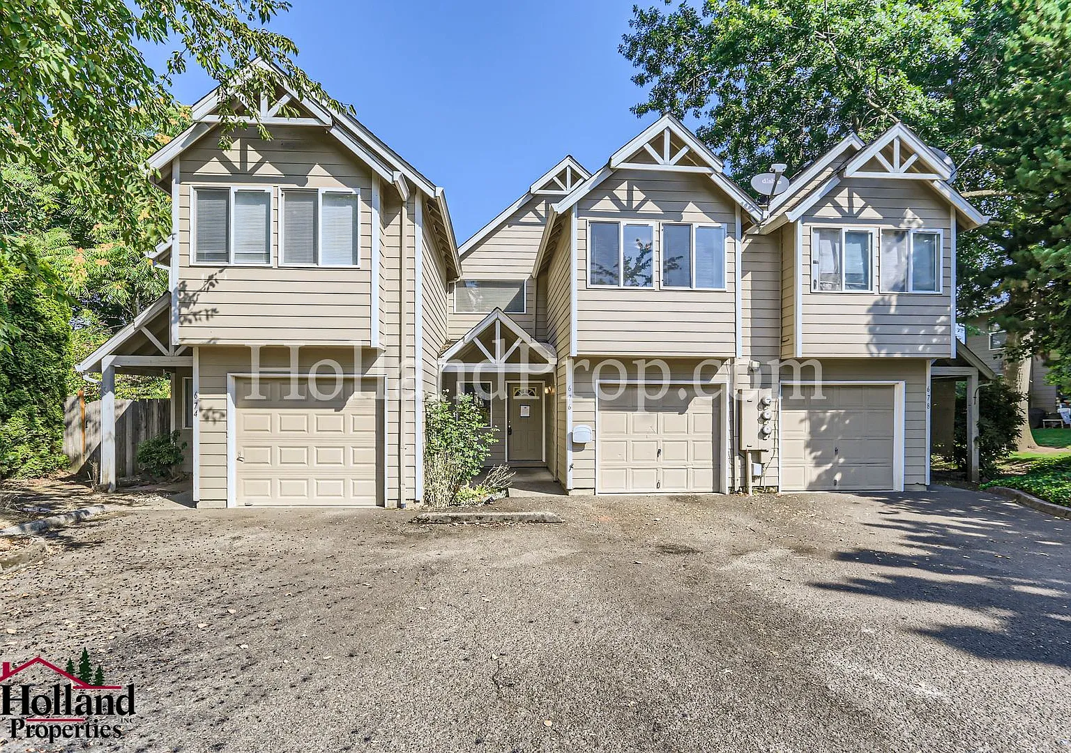 Charming 3-Bedroom Townhome Near Downtown Canby! New Price $1,850 — Photo 2