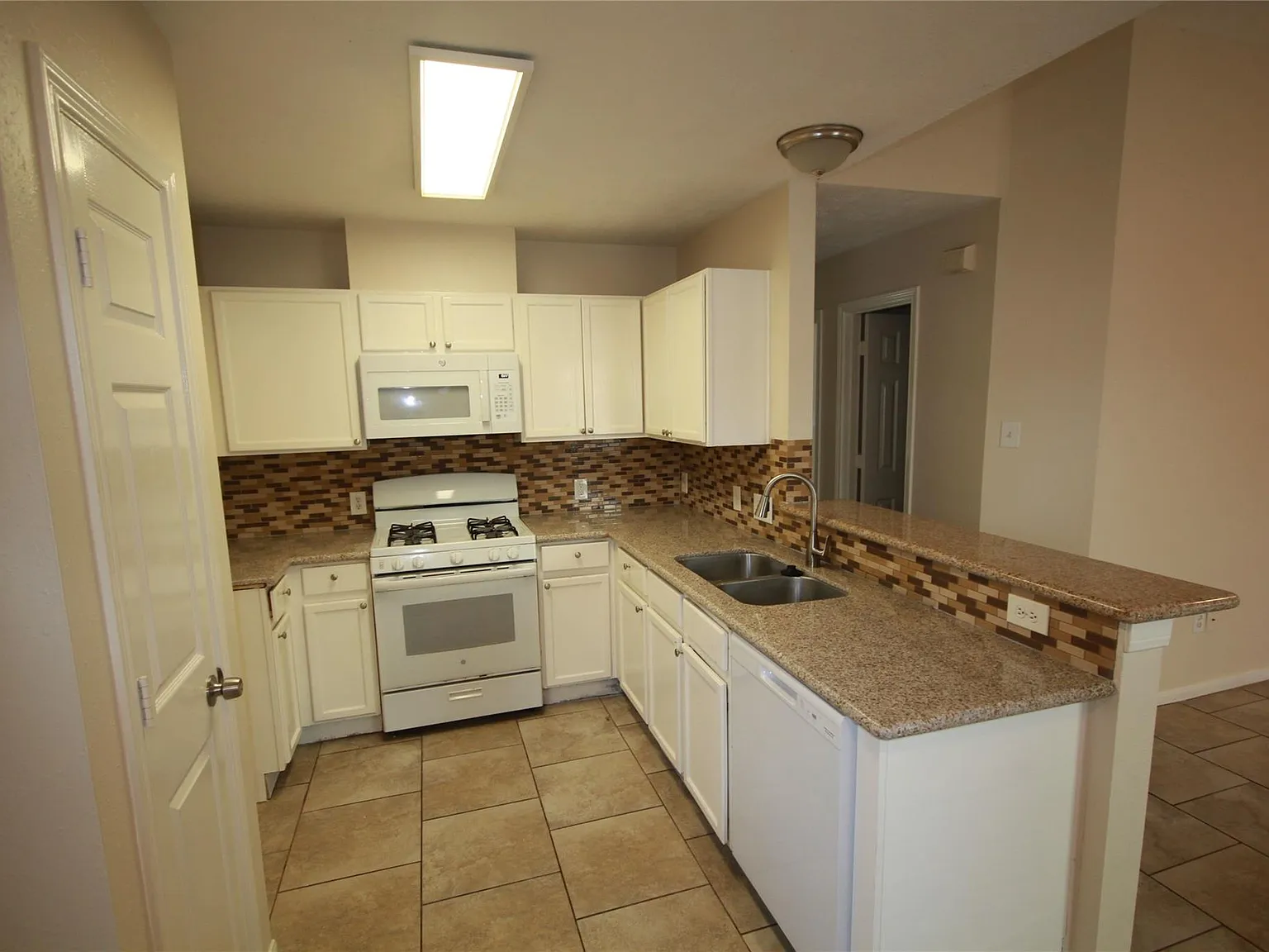 3 bed, 2.0 bath, 1206 sqft, $1,850 — Photo 4