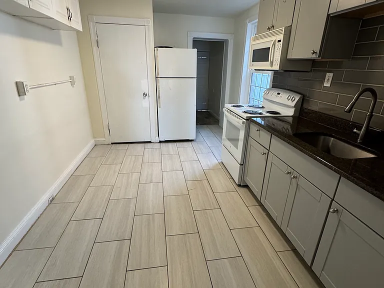 562 Walnut St — Photo 3
