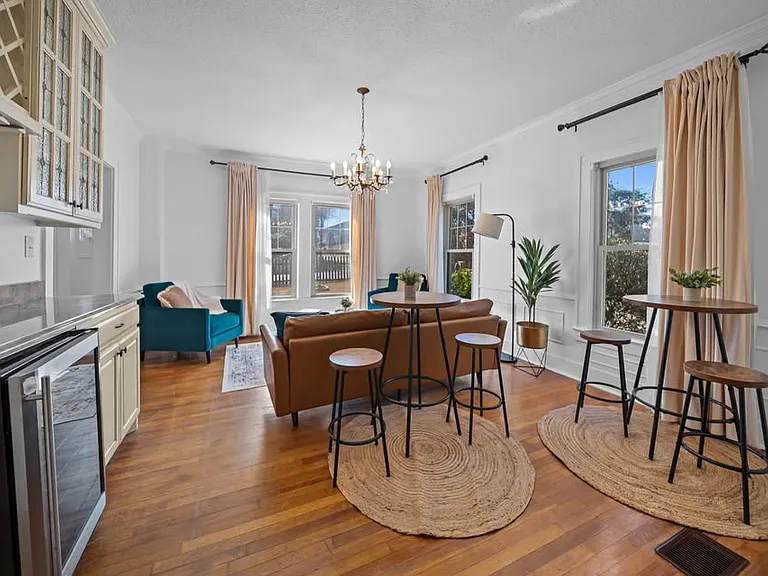 210 E Dobbs St — Photo 16