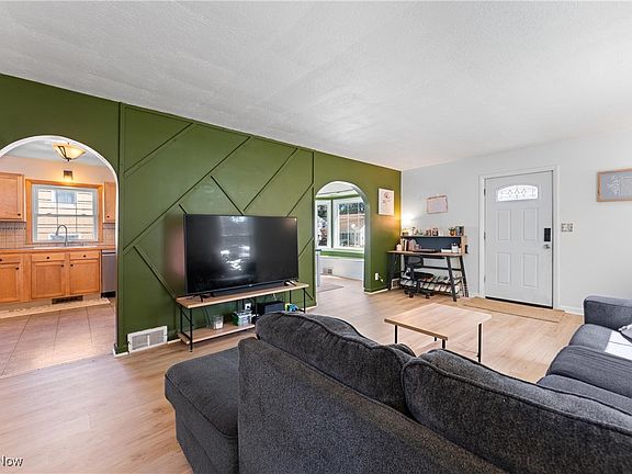5th image of 927 17th St NE