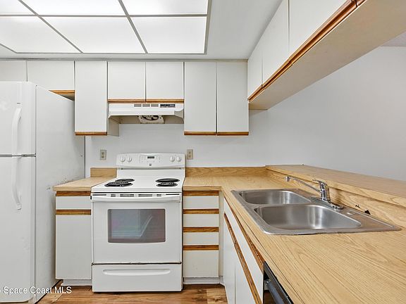 3rd image of 3114 Sir Hamilton Cir #2