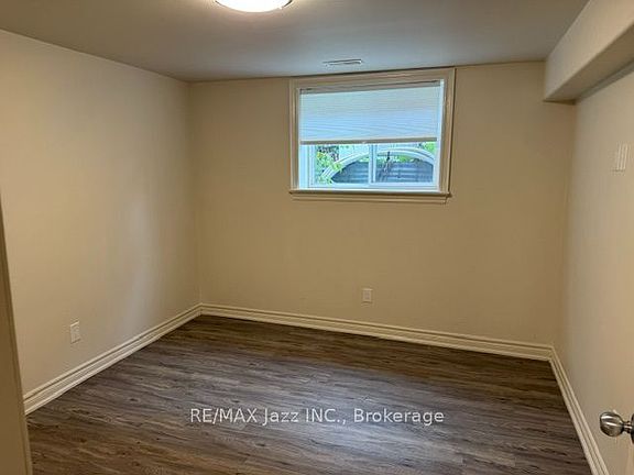 5th image of 105 Scott St