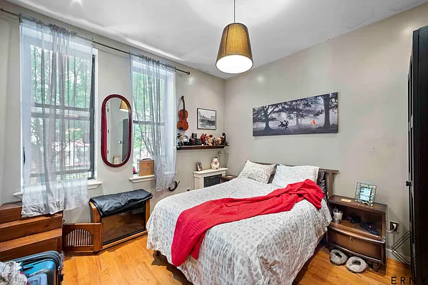 Rented by ERNY LLC | media 18