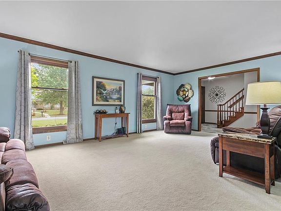 3rd image of 400 Greenmont Dr