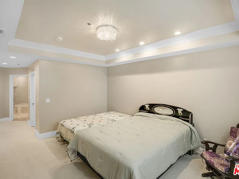 850 N Croft Ave #203 — Photo 18