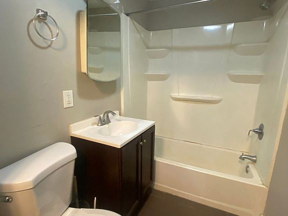 5th image of 2318 Jane St #2321