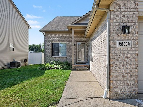 3rd image of 23332 Grandy St