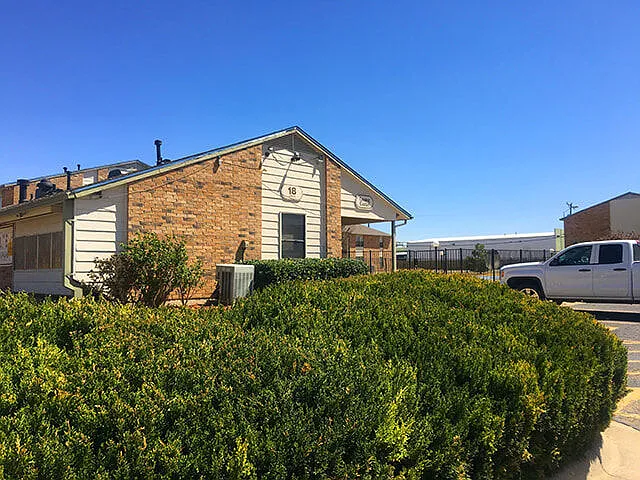 CROSS TIMBERS AT GRAND STREET — Photo 7