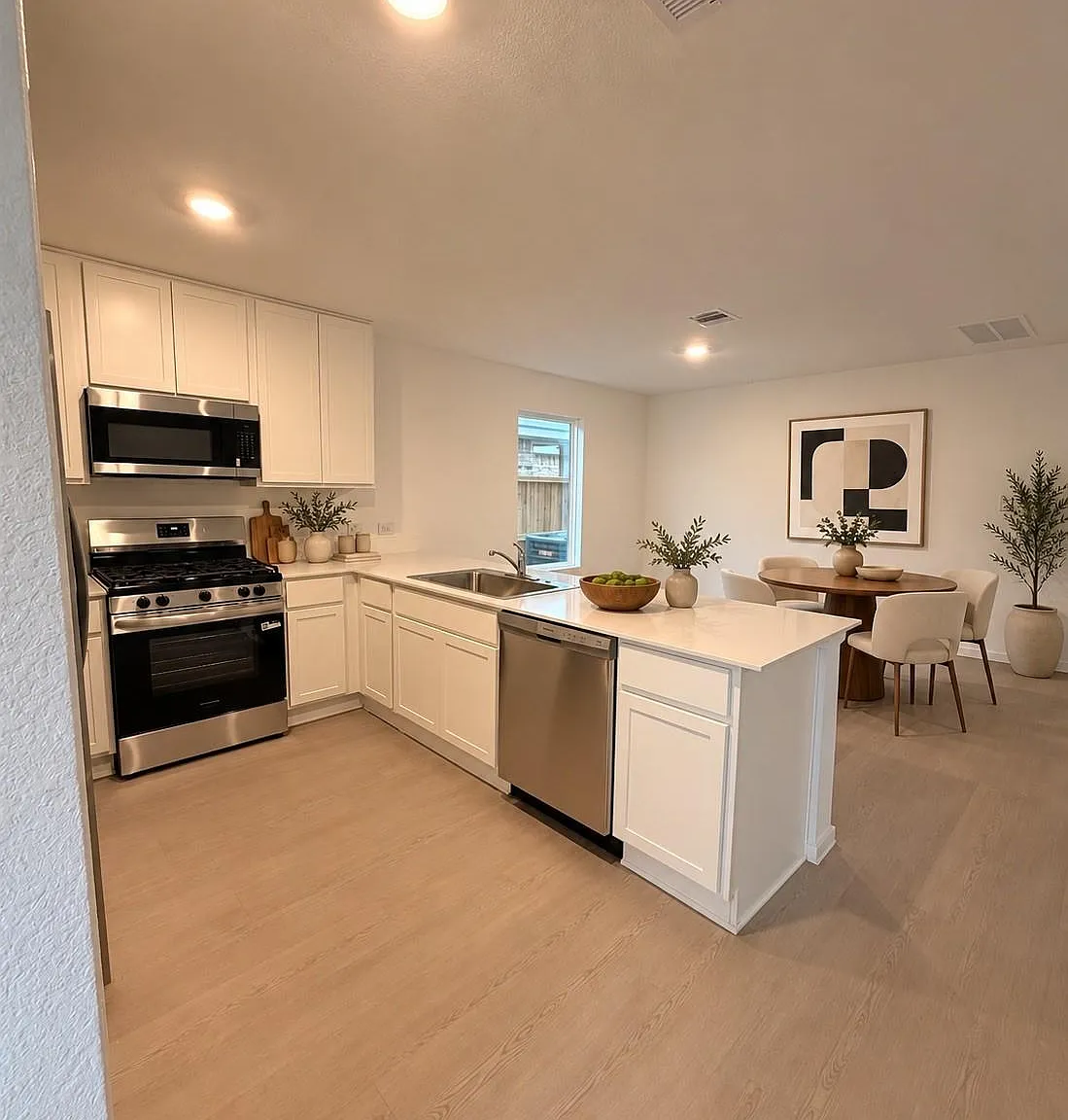 4 bed, 2.5 bath, 1979 sqft, $2,100 — Photo 4