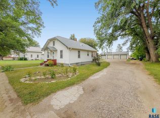 257 W Sanborn St, Parker, SD 57053