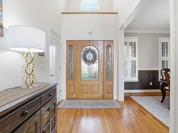 4th image of 652 Mount Vernon Ln