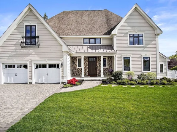 8 Brandt Dr, Woburn, MA 01801