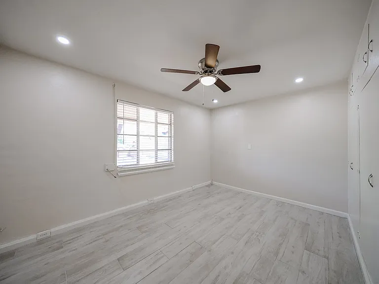 1053 E Weldon Ave — Photo 8