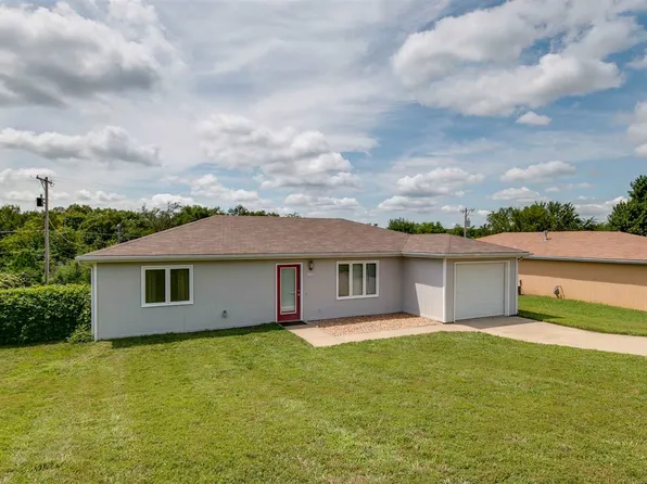 412 Clydesdale Dr, Ogden, KS 66517