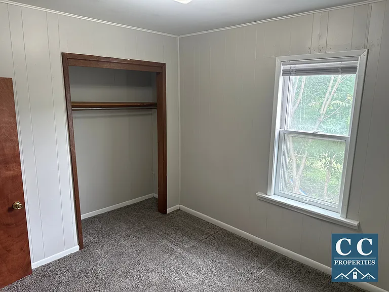 1210 Floyd Blvd — Photo 3