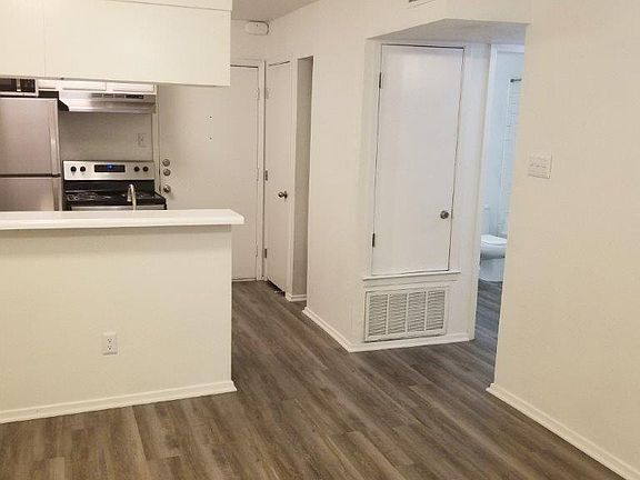4th image of 1200 W 40th St APT 114