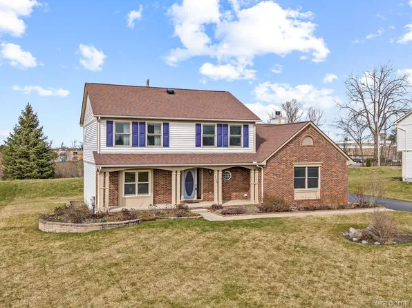 2104 Chestnut Cir, Lake Orion, MI 48360