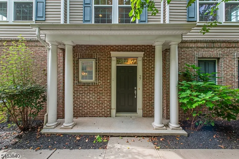 3 bed, 2.5 bath, 2101 sqft, $4,800 — Photo 3