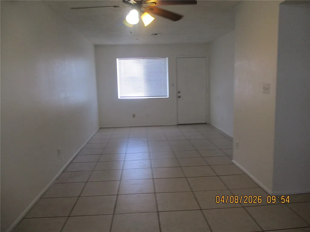2 bed, 1.0 bath, 720 sqft, $945 — Photo 2