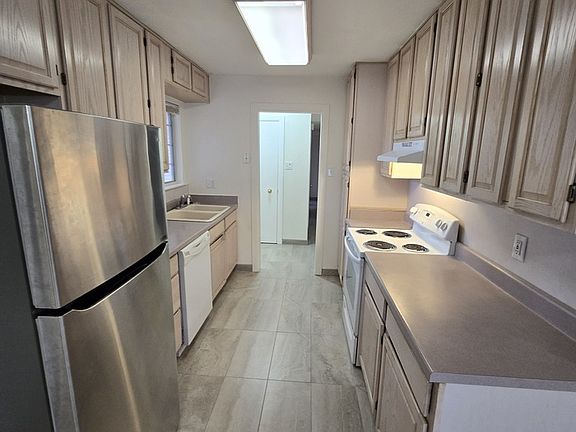 4th image of 11617 Versailles Ave NE