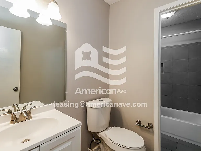 1704045_010_main_bathroom_11.jpg
