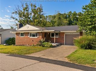 411 Circle Dr, Hurricane, WV 25526