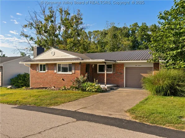 411 Circle Dr, Hurricane, WV 25526