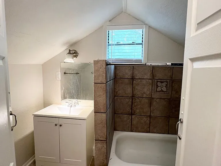 421 E Myrtle St — Photo 18
