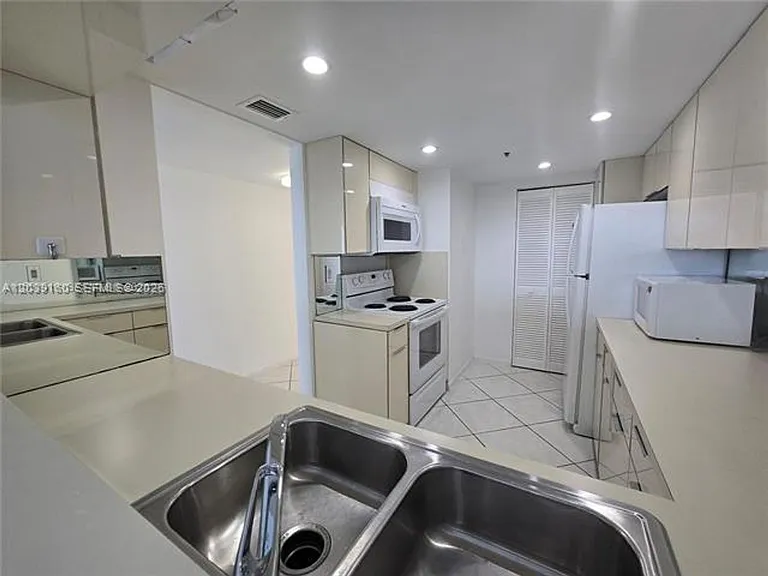 1717 N Bayshore Dr #B-4137 — Photo 15