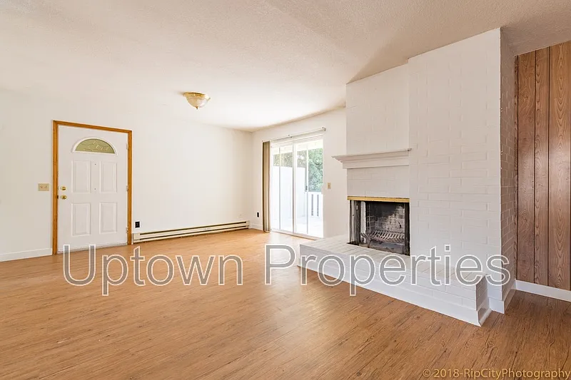 3 bed, 2.0 bath, 1300 sqft, $1,895 — Photo 3