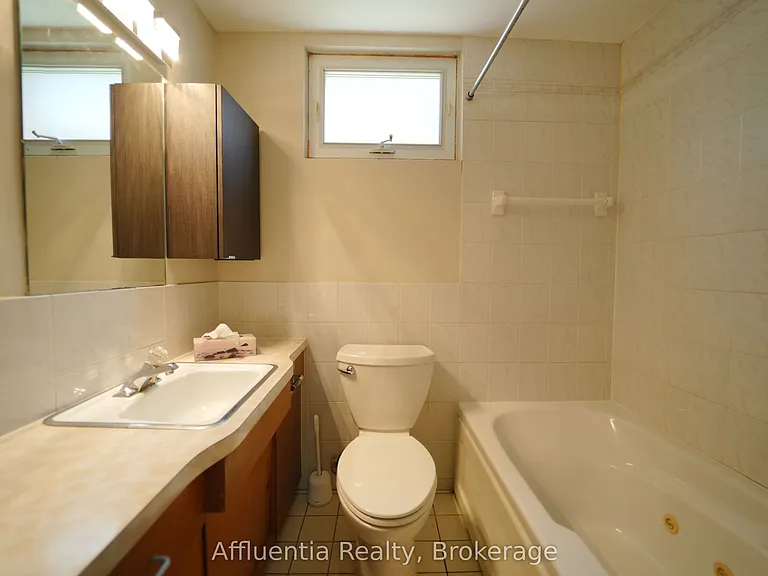 480 Elizabeth St — Photo 16