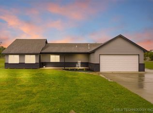 17065 Honeysuckle Ln, Claremore, OK 74019