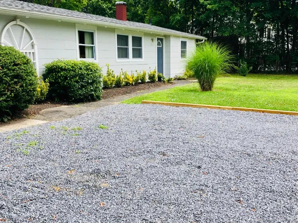 303 Old Town Rd, East Setauket, NY 11733