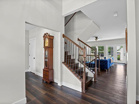 4th image of 527 W Woodbine Ave