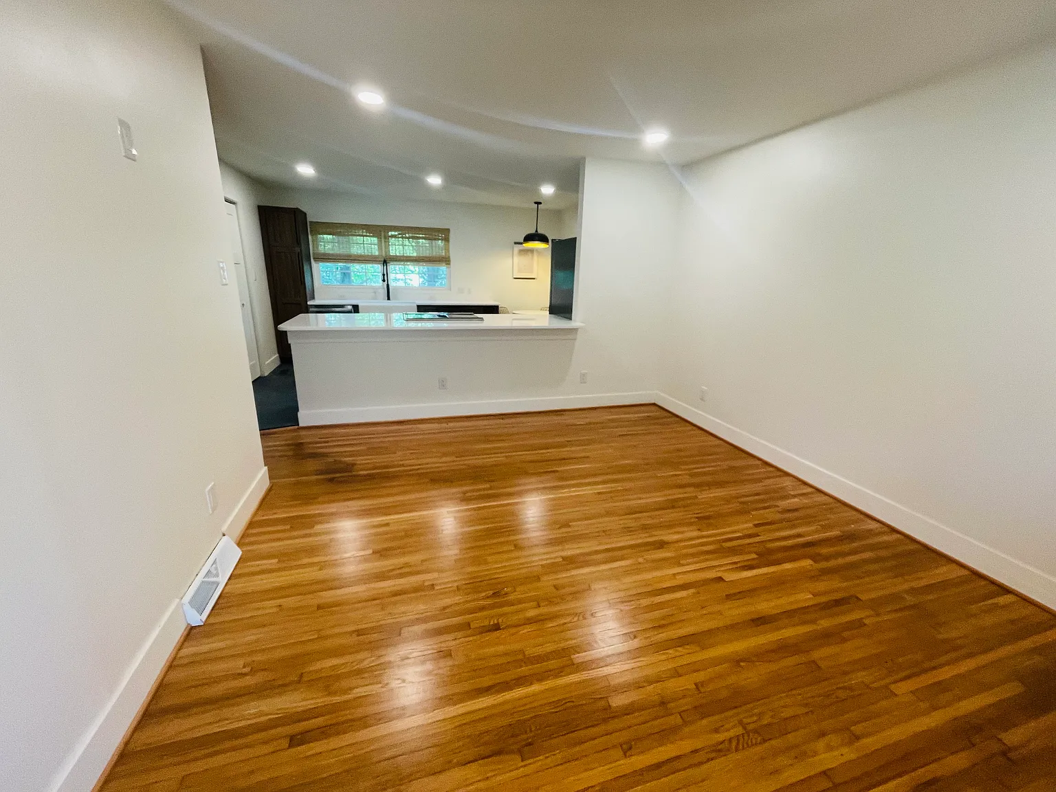 3 bed, 1032 sqft, $2,200 — Photo 2