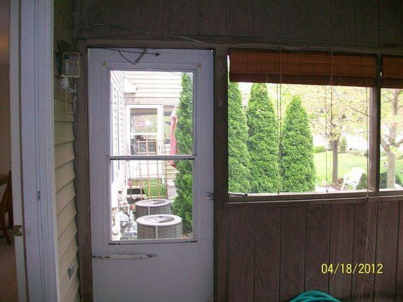 Screened Porch w/ door to back yard