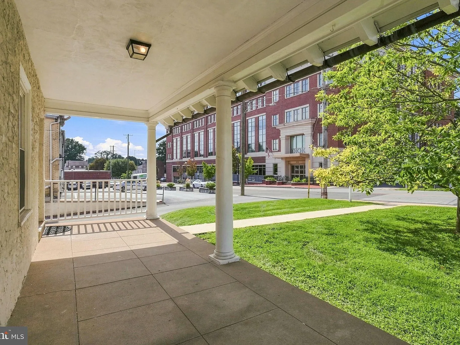 3 bed, 1.0 bath, 1272 sqft, $2,650 — Photo 4