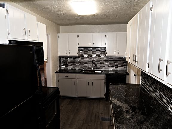 3rd image of 818 NE 12th Ter