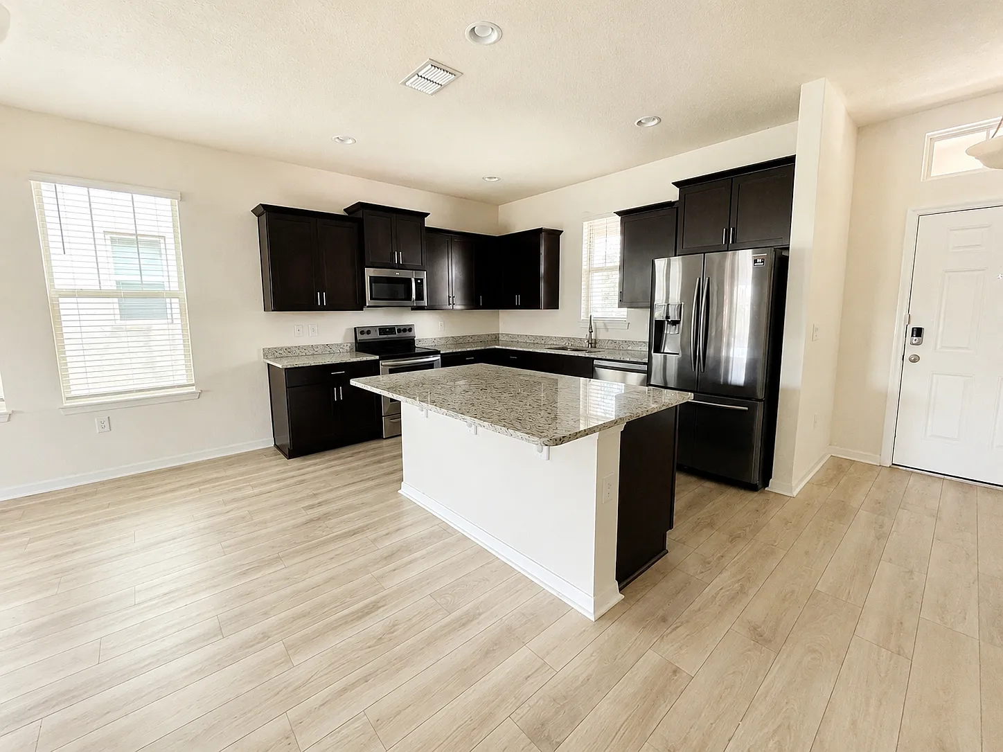3 bed, 2014 sqft, $3,000 — Photo 3