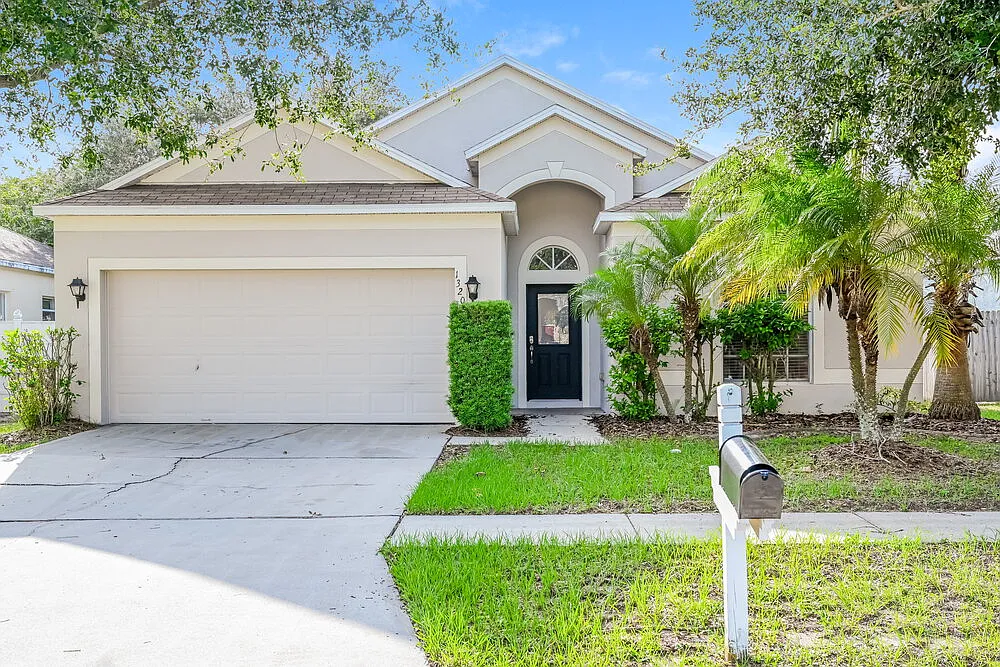3 bed, 2.0 bath, 1570 sqft, $2,235 — Photo 1